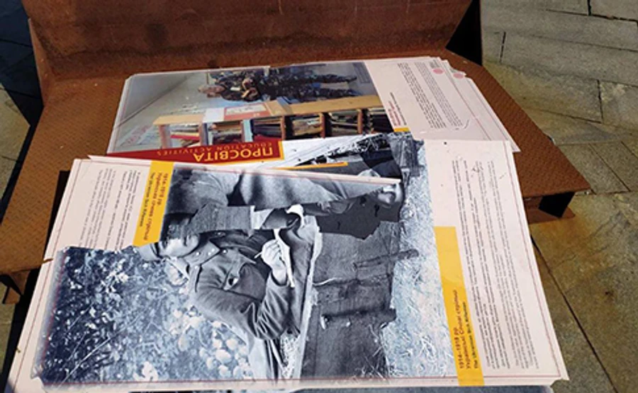 Вандалы испортили выставку музея Революции Достоинства на площади Независимости в Киеве