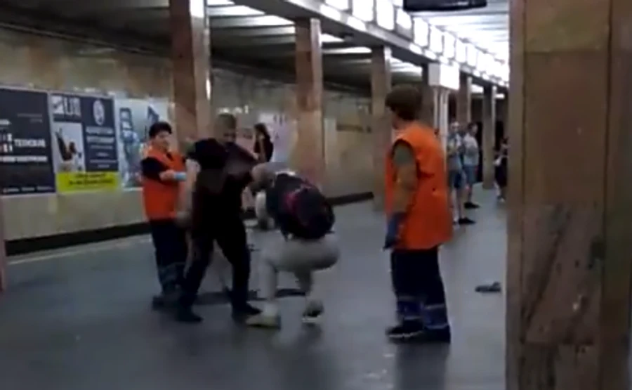 В столичной подземке полицейский избил мужчину