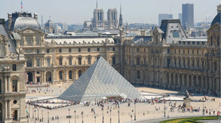 В Париже ограбили Лувр