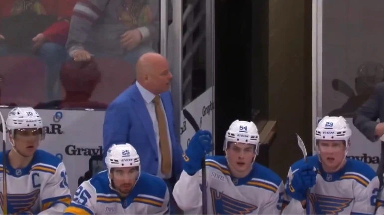 Спрятался от разгрома: запасной вратарь команды НХЛ стал героем сети после фиаско своего коллектива