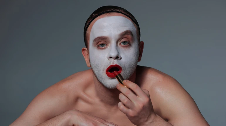 Актор Віталій Ажнов запускає нове поетичне шоу САМ