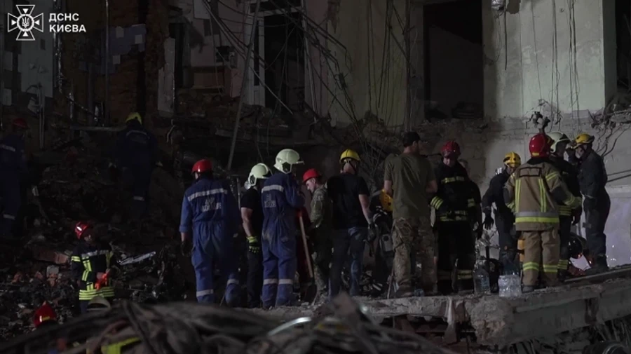 Удар по будинку на Сирці: з-під завалів дістали тіла 4 людей