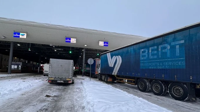 У пункті пропуску Угринів-Долгобичув почали пропускати порожні вантажівки