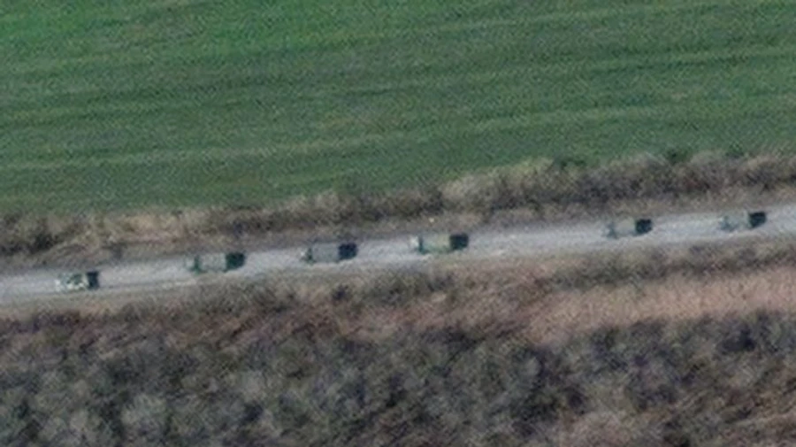 Спутник зафиксировал 12-километровую колонну войск РФ к востоку от Харькова