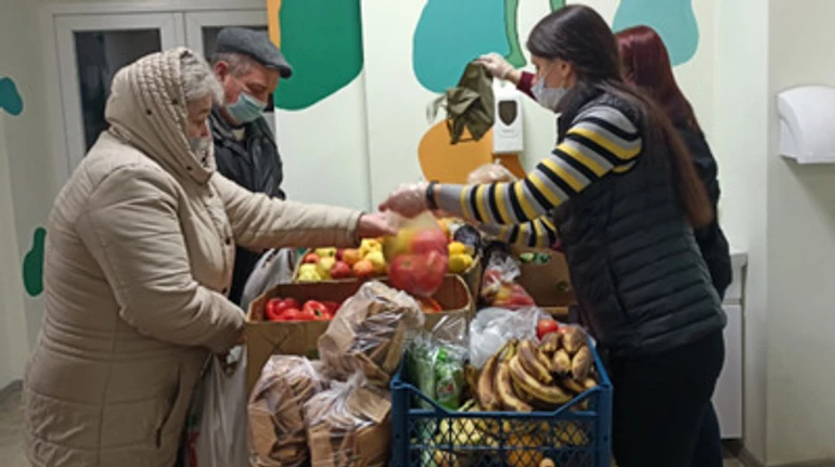 С полки магазина в сумку голодному. Как работает первый в Украине банк еды