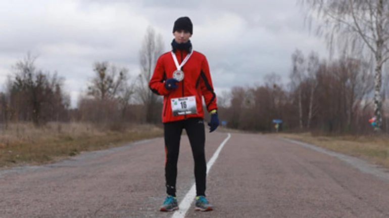 Границы только в голове: как Максим Усс, имеющий ДЦП, пробежал 100 км и стал рекордсменом