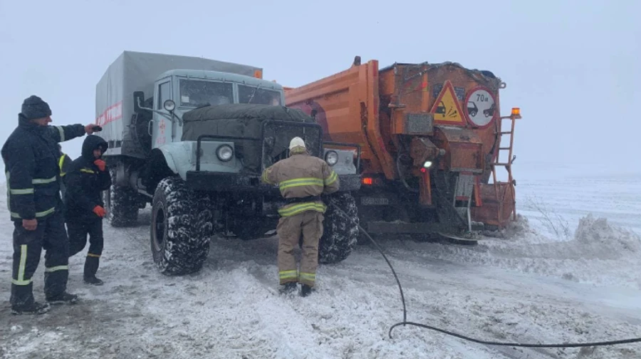 Снігом замело дорогу на Львівщині