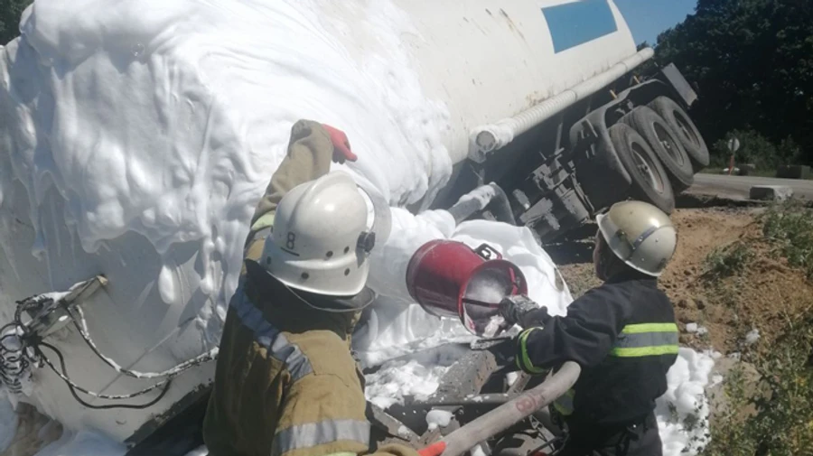 На Полтавщині перевернулася цистерна з 20 тонами нафти