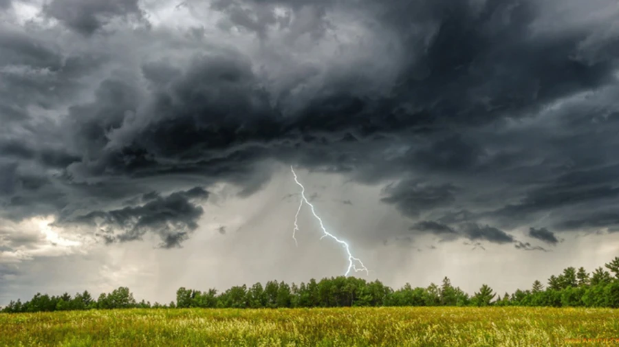 Синоптики попередили про град і шквали
