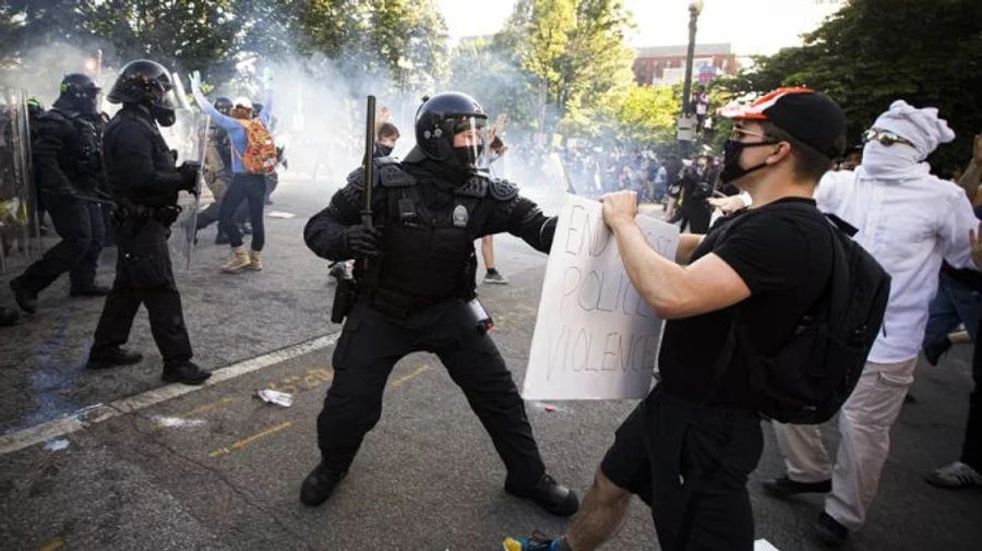 Біля Білого дому розігнали демонстрантів, протести тривають попри комендантську годину