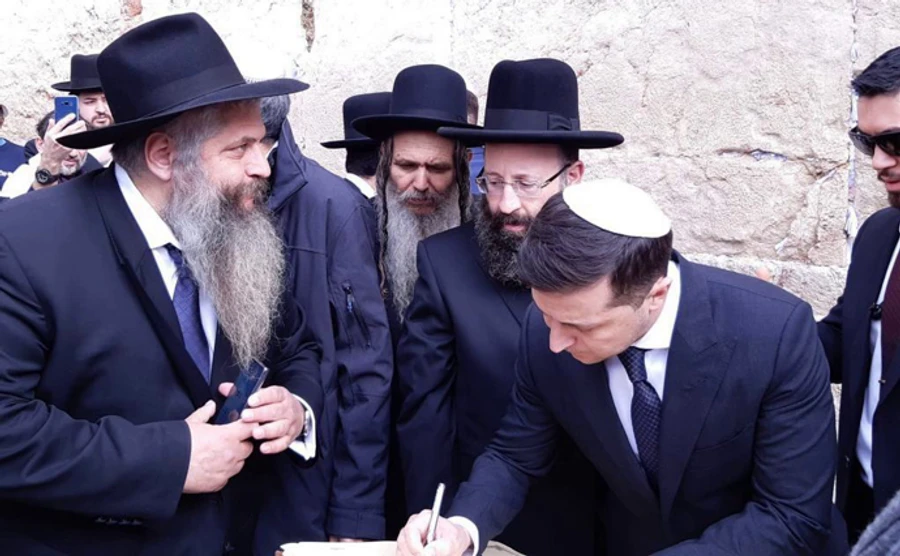 Зеленский в кипе попросил мира у стены плача в Иерусалиме