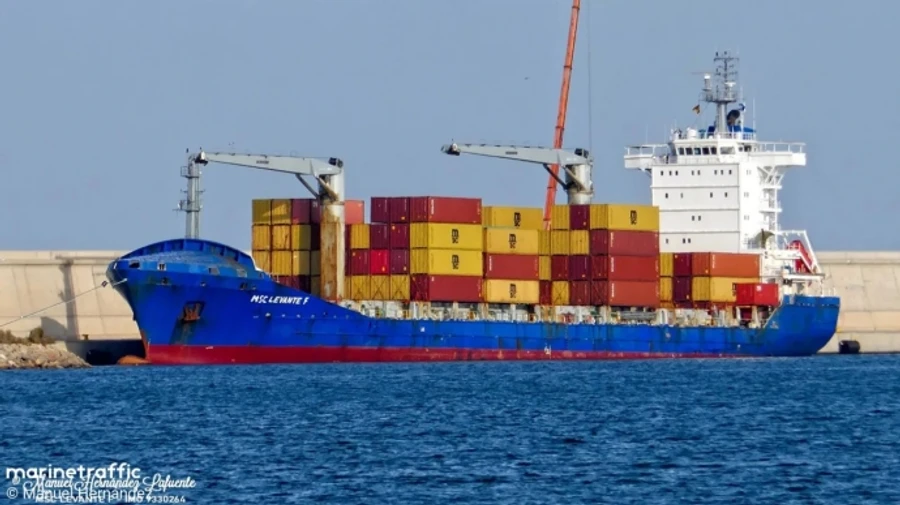 Россияне ударили по порту в Одессе: ранили сотрудников, повредили иностранное судно