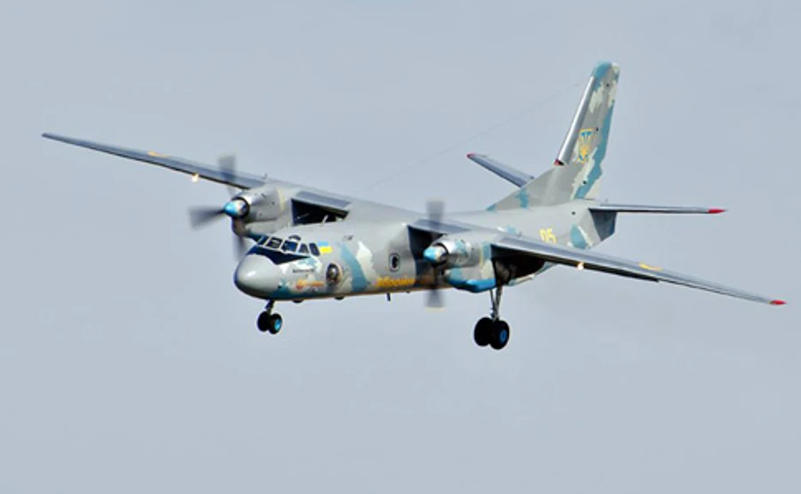 Украинский самолет обстреляли над морем с захваченных РФ вышек