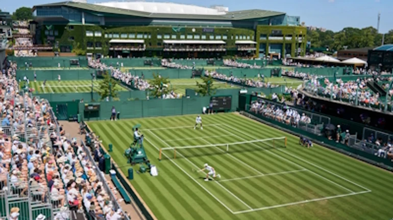 Заметки с Уимблдона: 30 тысяч фанов занимают очередь с вечера, чтобы приобрести билеты на следующий день соревнований