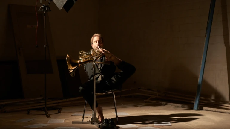 Коли йдеш за мрією, додаткова мотивація не потрібна. Народжений без рук німецький валторніст Фелікс Клізер бере участь в інклюзивних концертах в Україні