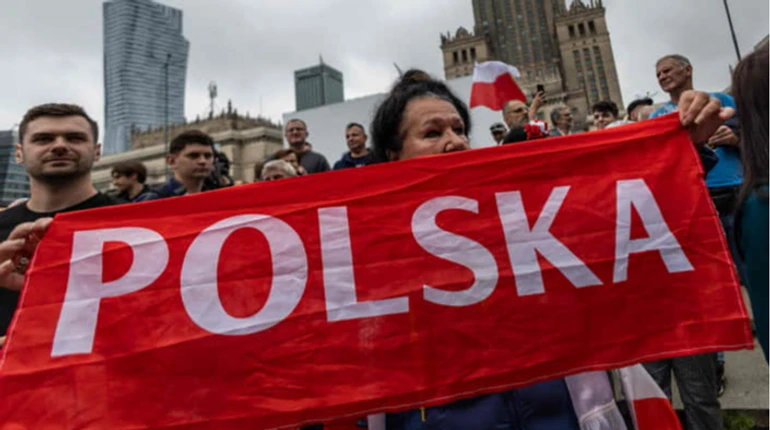 Работайте и молчите: как ударит по украинцам пересмотр требований к гражданству Польши