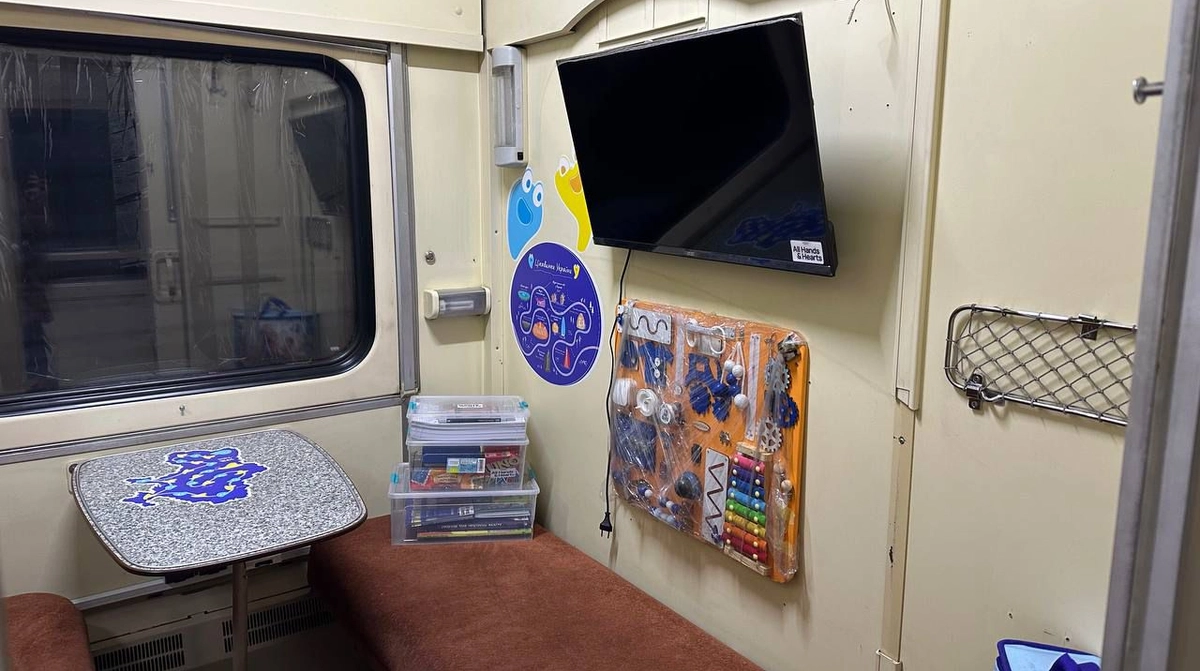 "Укрзалізниця" запускає роботу 8 вагонів незламності у Києві та Харкові Kép