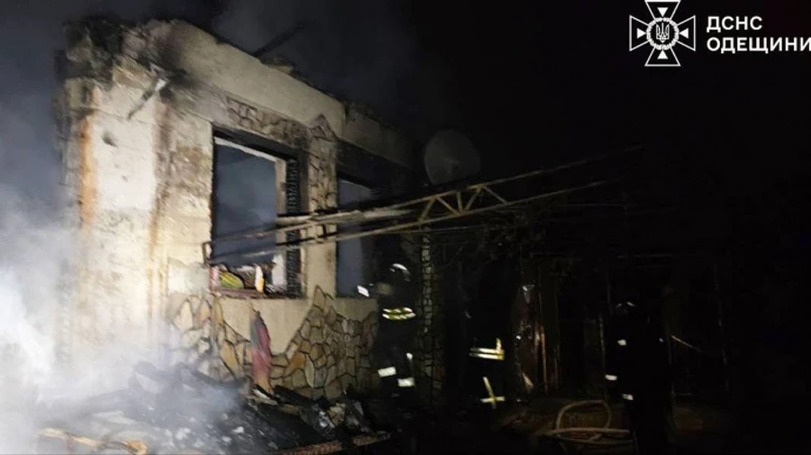 Ночная атака: оккупанты разрушили дом в Одесском районе и повредили гаражи и авто