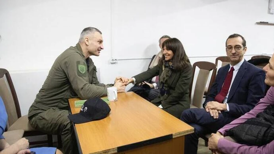 Take-off of Russian MiG aircraft: Paris mayor escorted to shelter during visit to Kyiv