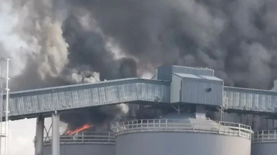 Возле порта Ла-Рошель загорелись силосы с зерном