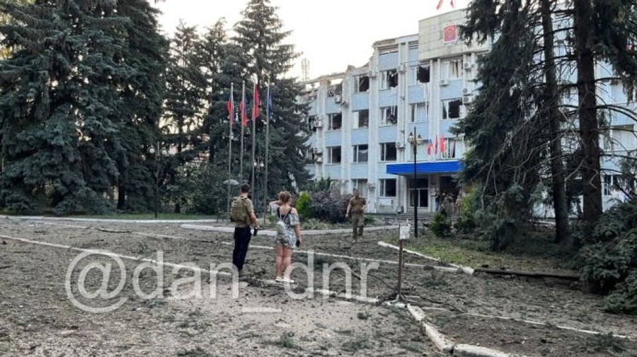 Russians report strikes on administration in Volnovakha