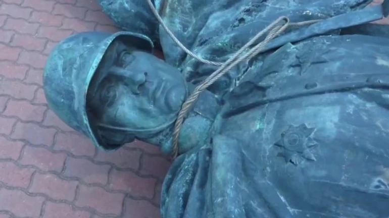 В центре Черновцов снесли памятник красноармейцу