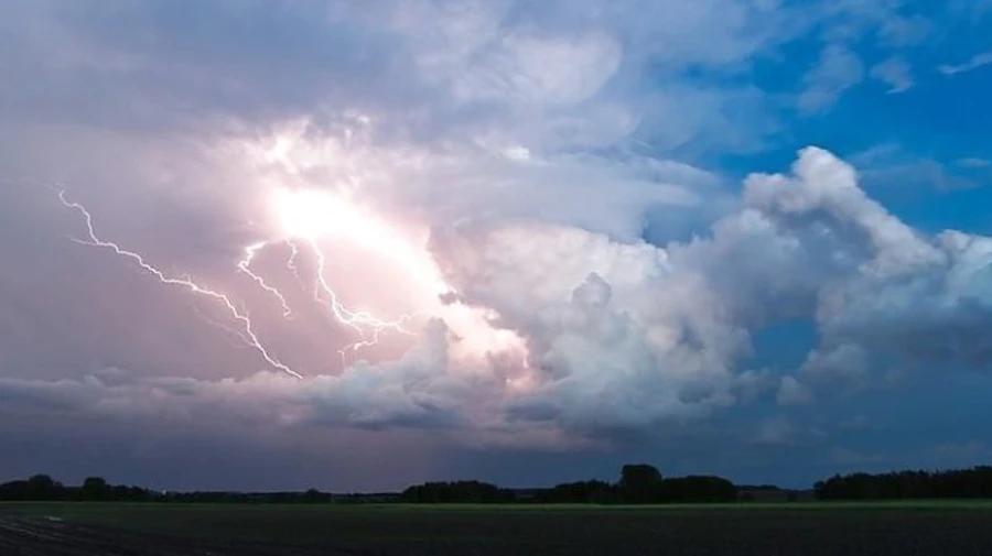 Украинцев предупреждают о грозах, граде и шквальном ветре