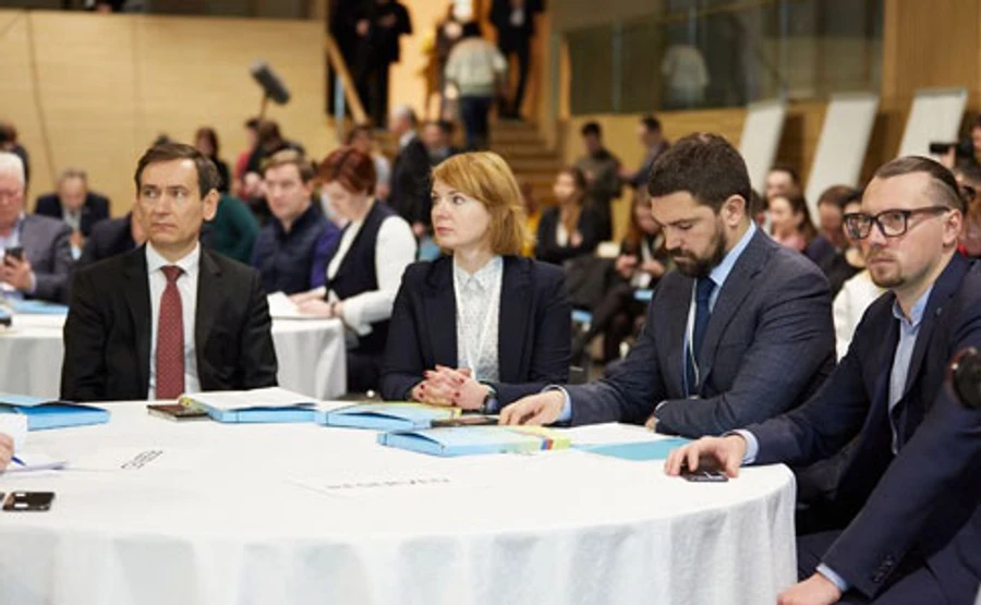 Власти хотят менее чем за месяц написать изменения в Конституцию и подать в Раду