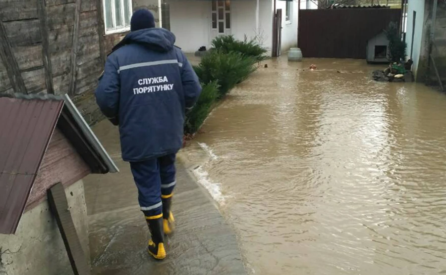 Паводок на Закарпатті: річка прорвала дамбу, підтоплено десятки будинків