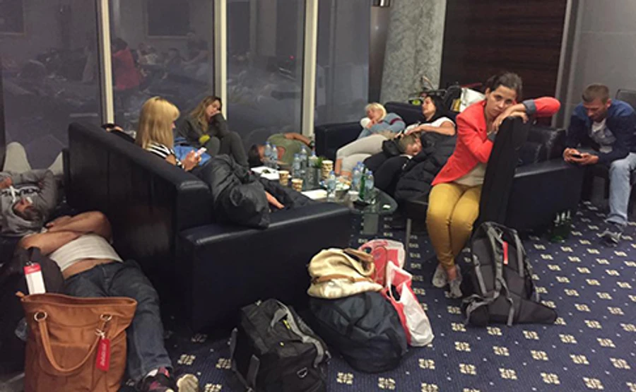 Понад 100 українських туристів 3 добу тримають в аеропортах ОАЕ та Шрі-Ланки