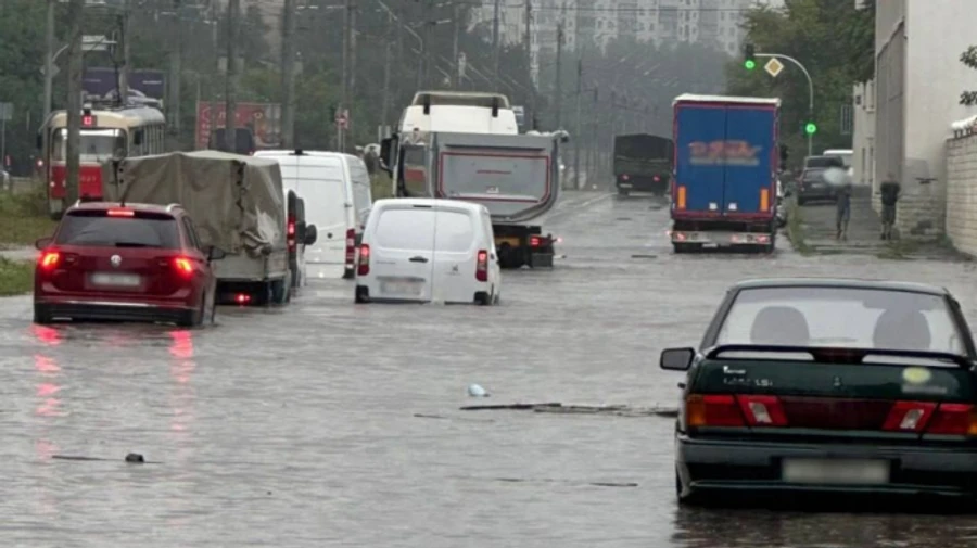 Через залпові зливи у Києві є підтоплення, піднялася вода в річках і каналах