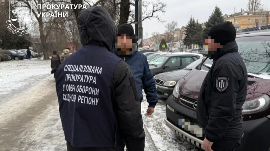 ДБР: Працівник ТЦК незаконно зняв із розшуку 15 військовозобов’язаних
