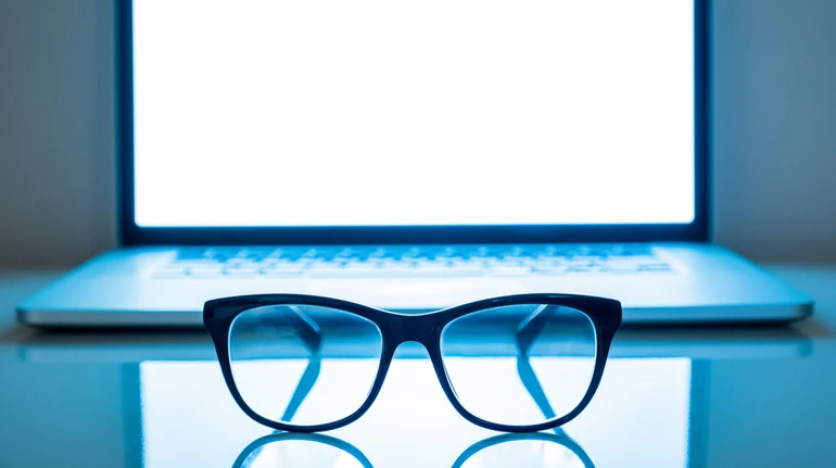 Чи ефективні окуляри від синього світла: що кажуть лікарі й наука