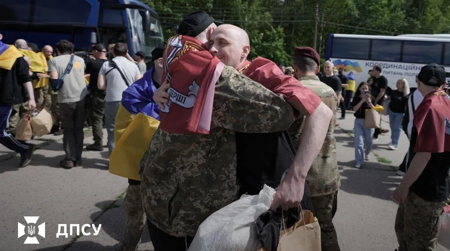 Обнимают так, как не обнимали годами: появились кадры встречи освобожденных из плена офицеров и солдат