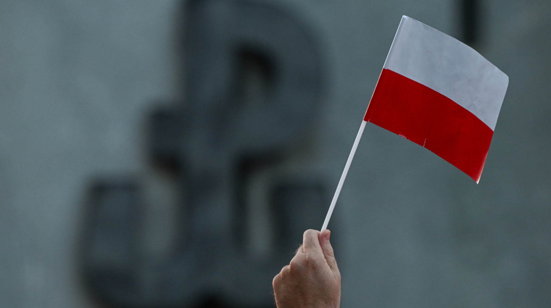 У Польщі на зупинці побили чоловіка, який заступився за українця