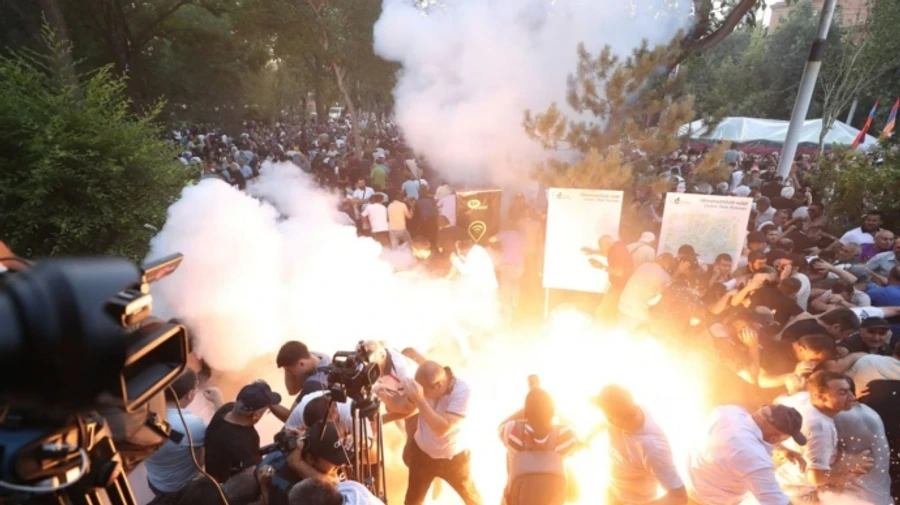 Під парламентом Вірменії пройшли антиурядові протести, є затримані й поранені