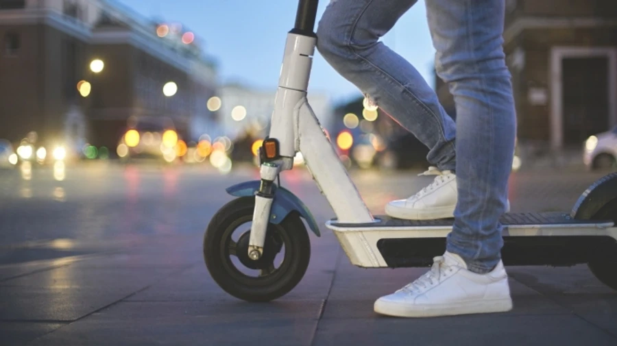 Взрослый, трезвый и в шлеме: в Финляндии ограничили водителей электросамокатов