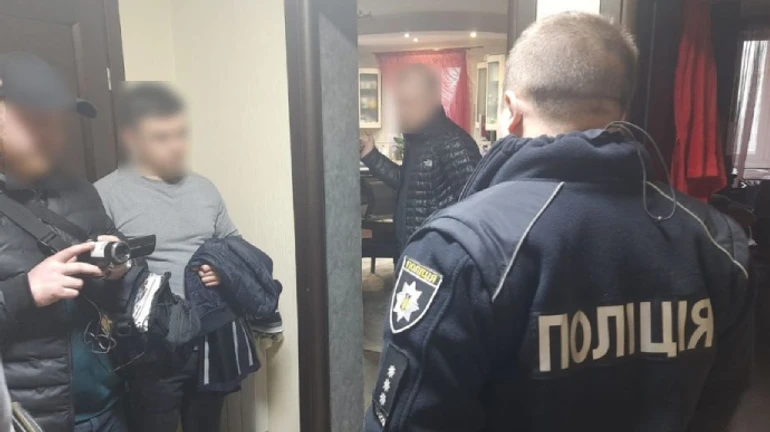 Наштампували довідок на 300 тисяч доларів: викрито злочинну групу лікарів 