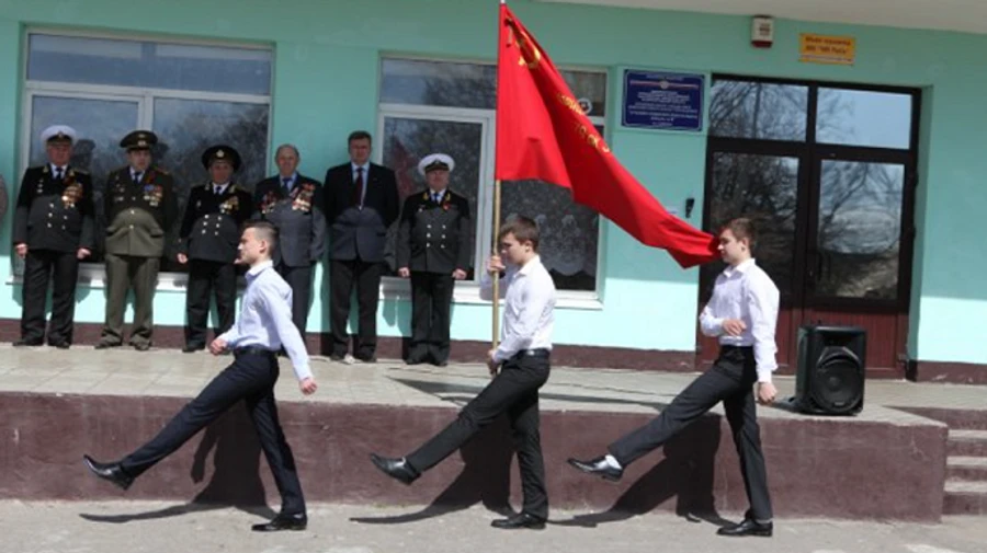 Russian communists want to force school students to raise Victory Flag on Mondays