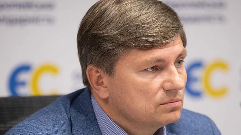 Нардепу від ЄС вручили обвинувальний акт: він відштовхував документи і закрив авто 