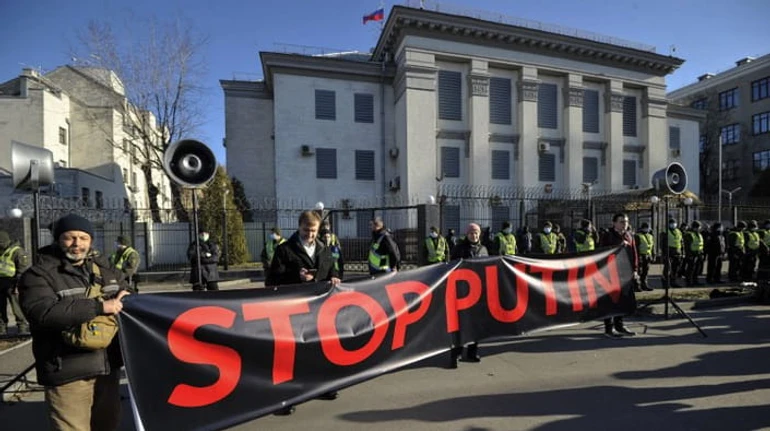 Война без посольства: что означает и на что повлияет расторжение дипотношений Украины и РФ