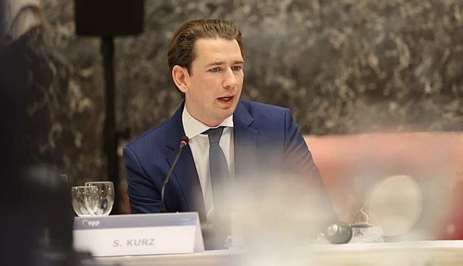 В Австрии обыски в офисе канцлера и в штаб-квартире его партии из-за подозрений в коррупции