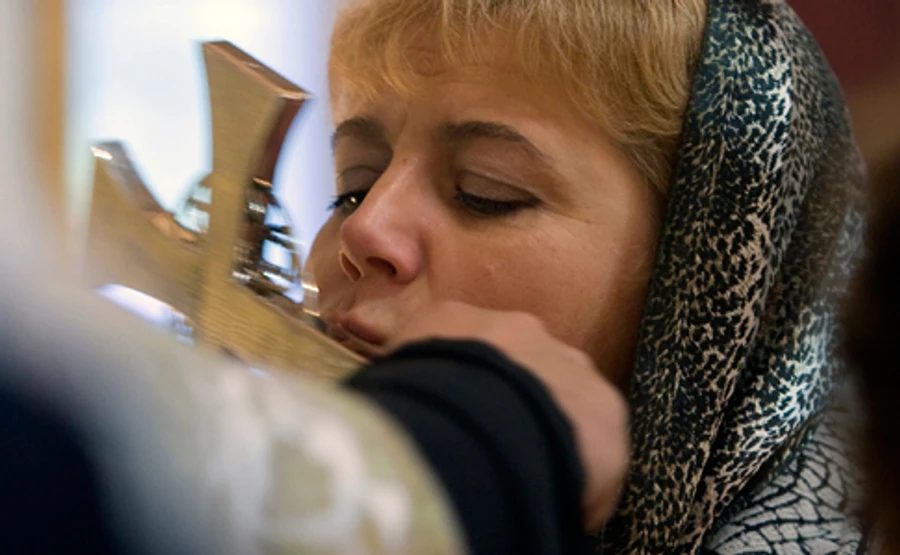 ПЦУ почала опір коронавірусу: у церквах ввели обмеження на поцілунки