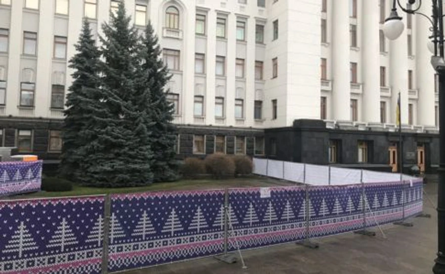 Под Офисом президента обустраивают каток