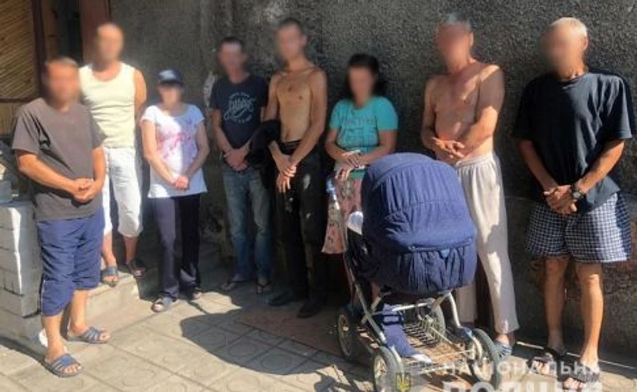 Громадянин РФ тримав у трудовому рабстві 100 людей – МВС