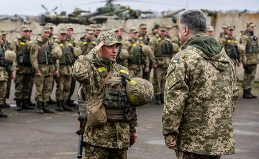 Порошенко приказал военным ООС отвечать на огонь из всех имеющихся средств