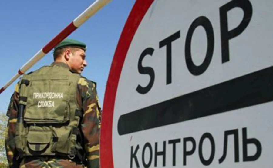 740 іноземцям заборонили в'їзд до України: незаконно їздили до Криму і на Донбас