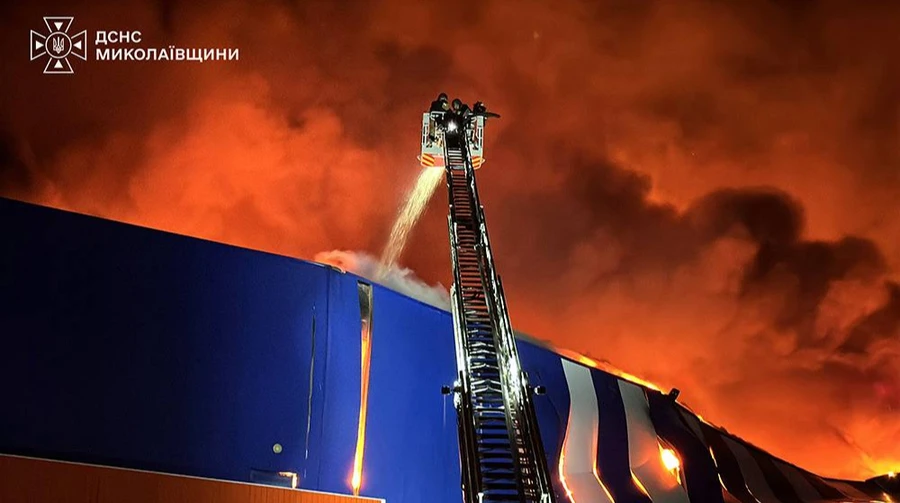 Спасатели показали последствия российских ударов по ТЦ в Николаеве