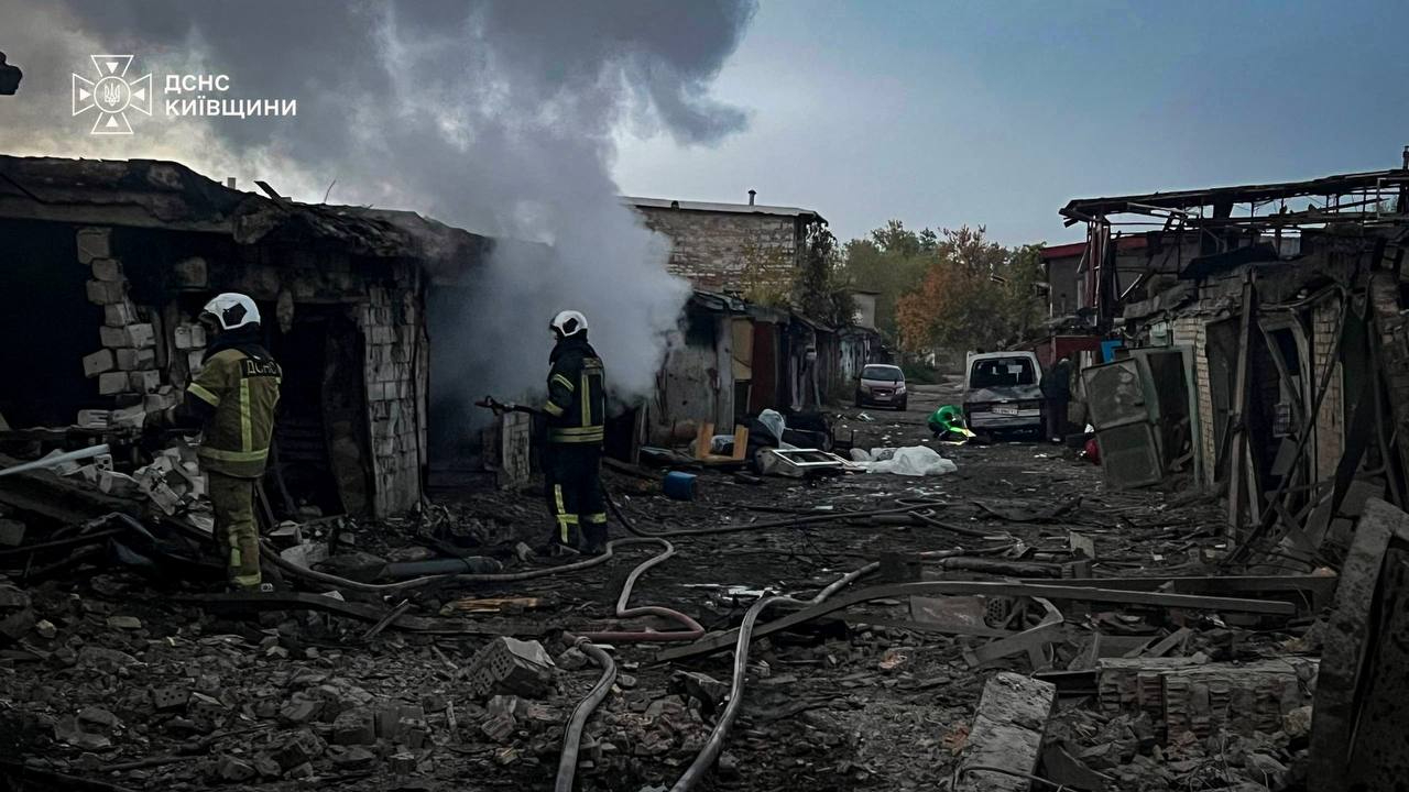 Після обстрілів Київ затягнуло димом. Рятувальники радять зачинити вікна