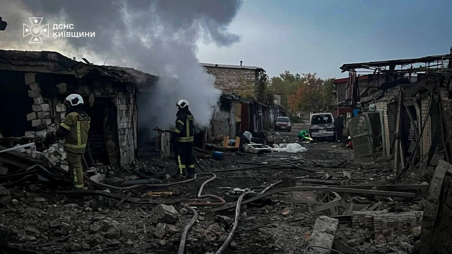 Після обстрілів Київ затягнуло димом. Рятувальники радять зачинити вікна